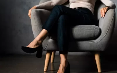 Bacak Bacak Üstüne Atmak Ne Anlama Gelir? Beden Dili